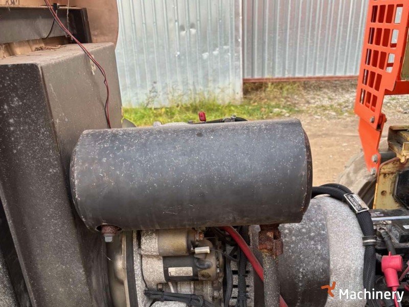 JLG M4069 Žirkliniai keltuvai (2002 m.) #8200