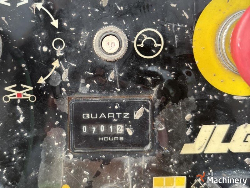 JLG M4069 Žirkliniai keltuvai (2002 m.) #8200